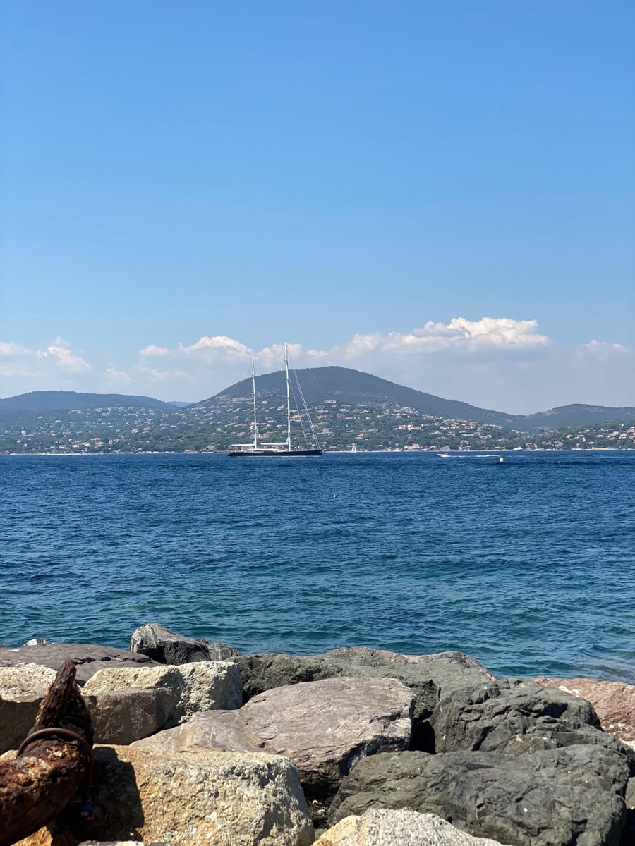 Here is a shot of the French Riviera from the port of Saint-Tropez, magnificent view both day & night full of lights 🤩 #suddelafrance #focus #cotedazurnow #sunset #sttropez #nicecotedazur #mediterranean #provencealpescotedazur #frenchrivieralife #beach #holidays #vacanzealmare