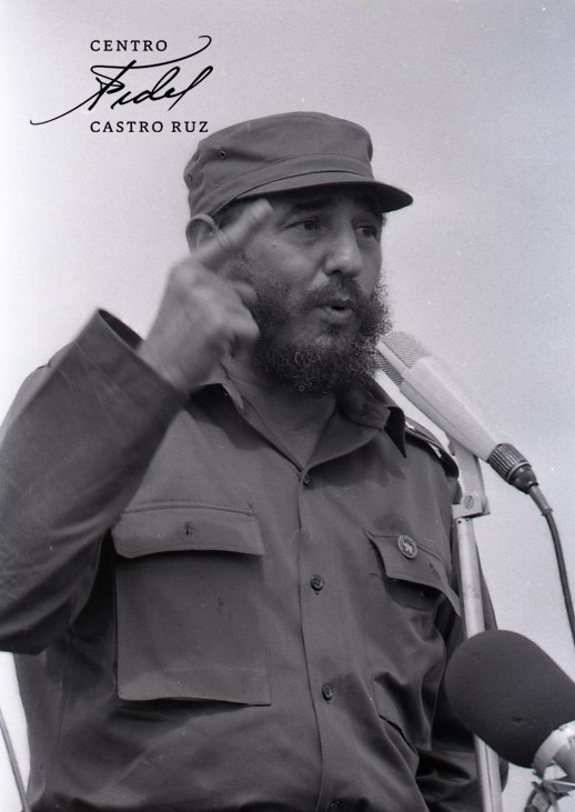 centrofidel's tweet photo. #Fidel:"La fórmula social justa es que cada cual dé tanto de sí como desea que los demás den para él. Y si ese principio elemental se cumpliera y cada cual lo cumpliera en su trabajo, ¡qué bien marcharíamos!". #FidelVive https://t.co/hEHibrnlWJ