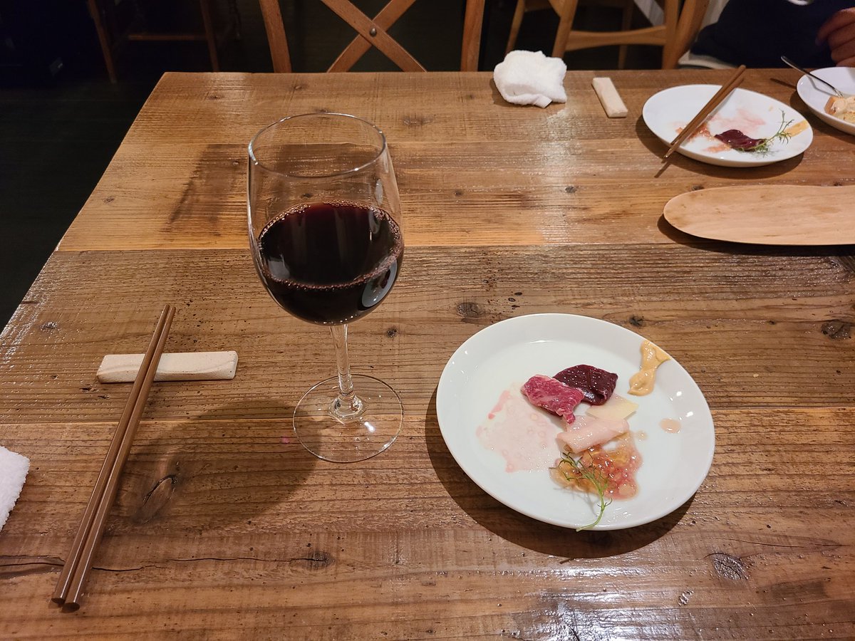 ______Gen______'s tweet image. すこし前にフレンチレストランで飲んだのと、今日居酒屋で飲んでる～
うめ～