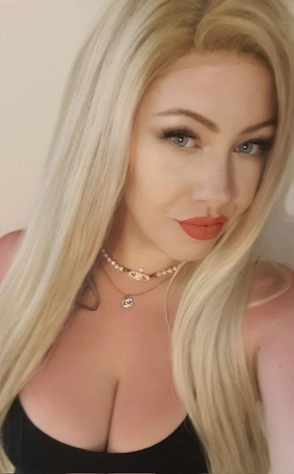 I looked hot the other night idec https://t.co/2PFABwtT4l<a href="/tag/christmasdelivery"class="tags"><span>#christmasdelivery</span></a>