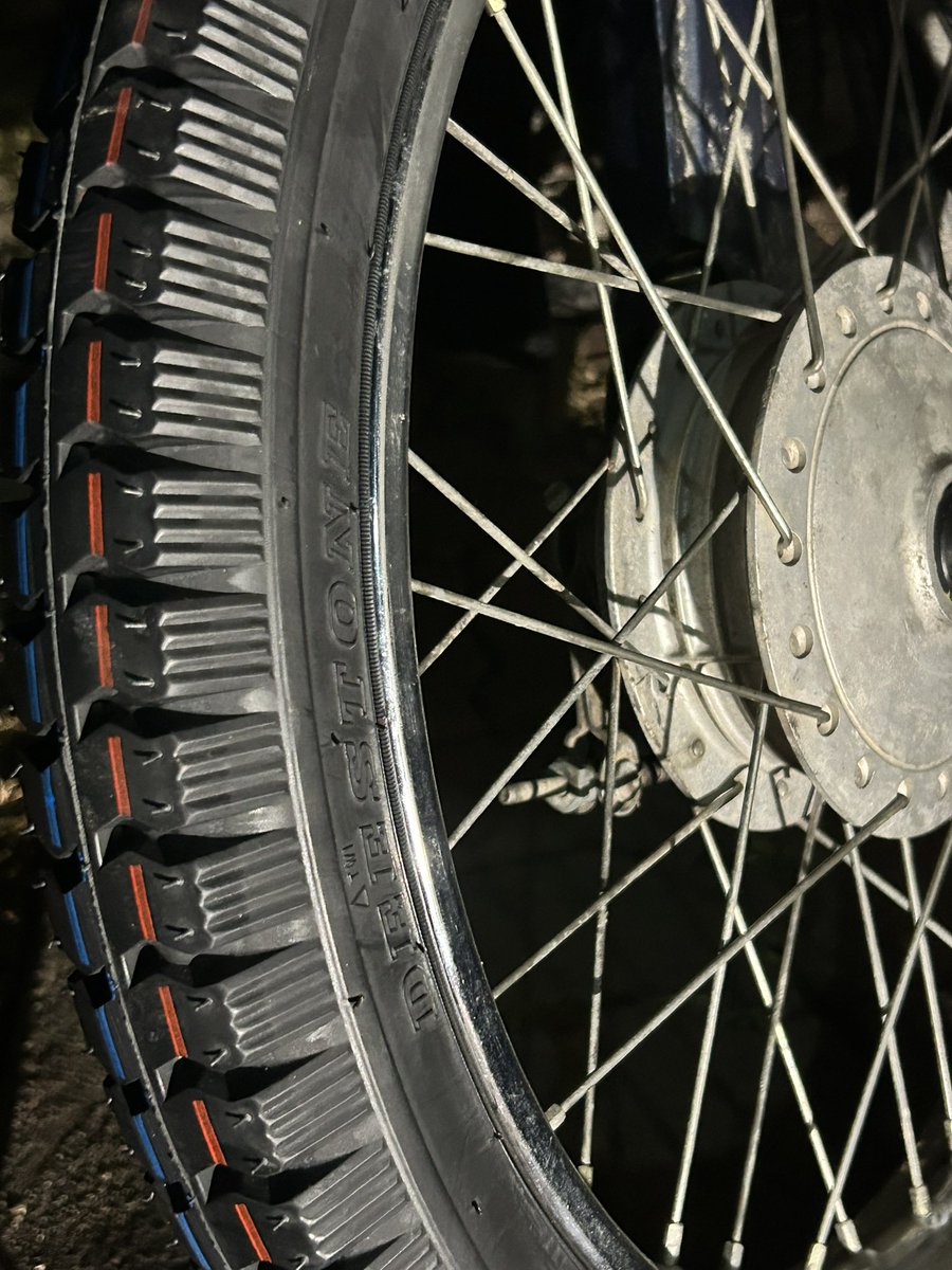 soracchi_s's tweet image. タイヤ交換も終わり。フロントは2.5。リアの2.75より簡単にハマる。リアタイヤをはめる時の硬さはバケモノだった。さすが軽トラと同じ6PR。
#スーパーカブ
#ディーストーン
#DEESTONE
#D974