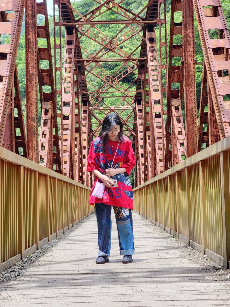 LilyPichu's tweet photo. went on a walk through abandoned train tracks it was cool michael took pictures of me https://t.co/5TcQOd0vJr