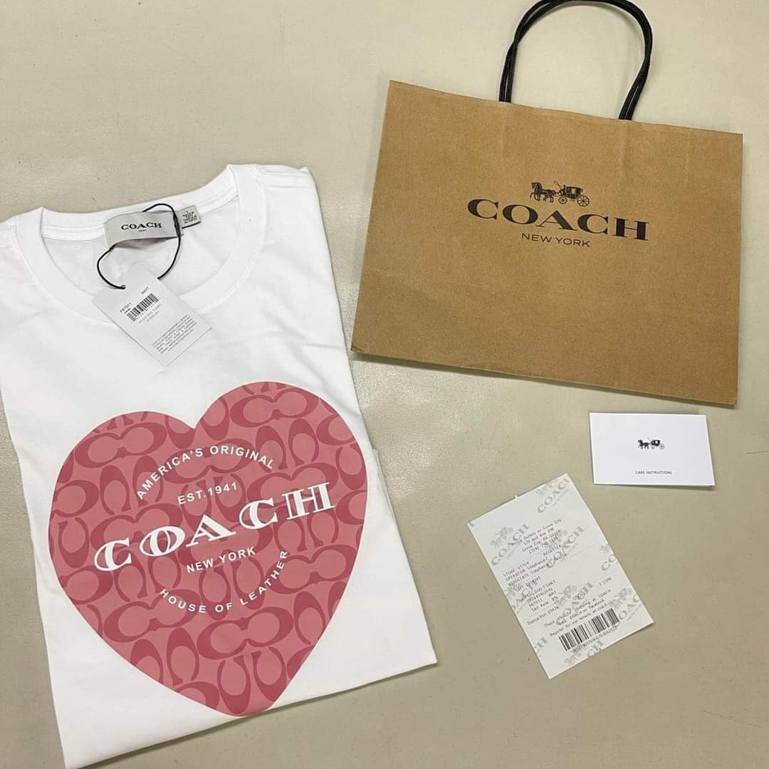 Catalogo360's tweet photo. COACH T-SHIRT for Women
• One ( 1 )  size ONLY MEDIUM TO LARGE Body Frame
• NOT CLASS A ( Good Quality made in Peru.
• Includes Receipt ,Tag, and Paper bag.

**DM for other choice of design 
#legitseller #onlinestore #onlineshopping #fypシ  #seller #OnlineShop #clothesforsale https://t.co/HNJ5Vol4Ni