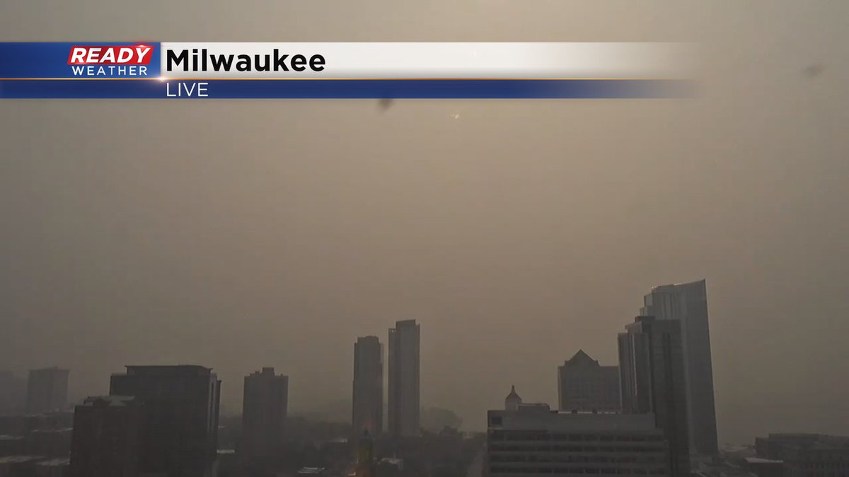 The fact that you can't see Lake Michigan from the BMO Tower because of wildfire smoke is wild.

Milwaukee looks like another planet right now. AQI is at 191 😷
