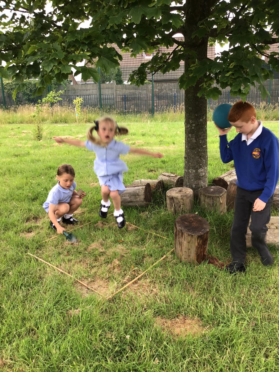 stmariesyear2's tweet photo. Year 2 did some worm charming today, the rainy, wet day was perfect conditions for our science experiment! https://t.co/Oc0zRU2pmJ