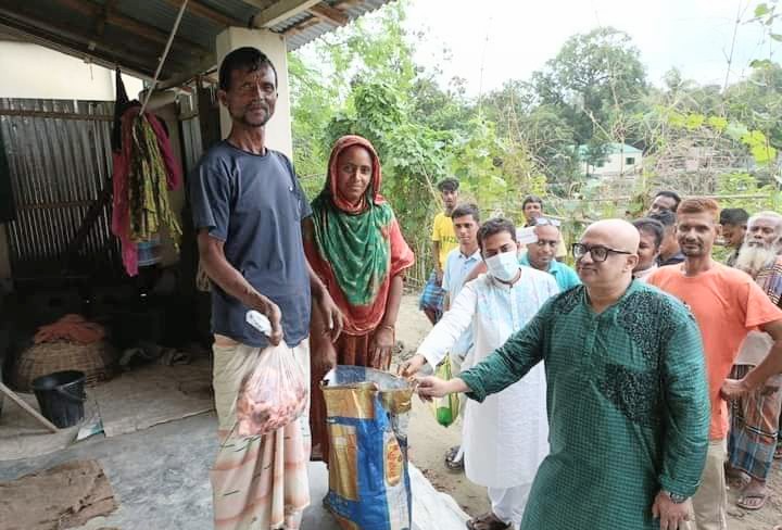 আশ্রয়ণ প্রকল্প ঘুরে ঘুরে ঈদ সামগ্রী বিতরণ করলেন ডা: মুরাদ হাসান