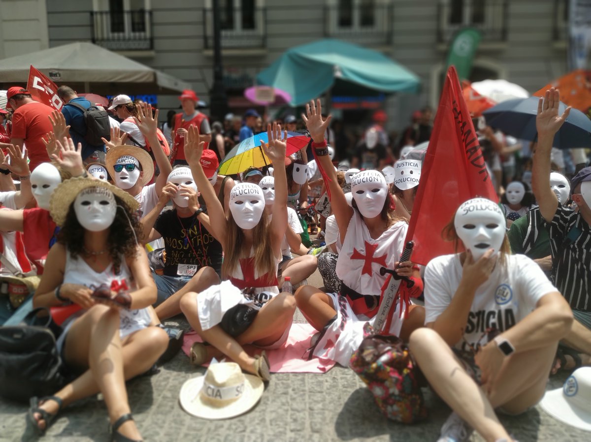Nos quieren convertir en nadies, en entes sin voz, ni rostro. No lo vamos a consentir. Por ello, esta marea de máscaras blancas, en silencio, os grita: Justicia solución. Sentada frente a @HaciendaGob.  #HuelgaJusticia71Dias
#Manifestacion27Justicia
<a href="/sanchezcastejon/">Pedro Sánchez</a>
