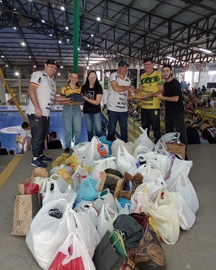 Os diretores da Assoeva Tiago e Cristiano fizeram a entrega das doações recebidas em nossa Campanha do Agasalho para os representantes da Igreja Ministério Mia.

FEBRE DE FUTSAL. 💛🖤

#Assoeva #Futsal #VenâncioAires #LNF