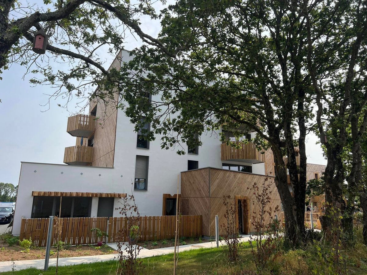 NicolasCriaud's tweet photo. Nous inaugurons #Kenkiz de @GroupeCISN qui regroupe 31 logements collectifs et individuels, à la hauteur des enjeux environnementaux. 🍃

Cette résidence accueille des personnes âgées mais aussi des familles (dont 24 enfants). Bienvenue à Guérande ! 👋🏻 https://t.co/2D0nzD9a7T