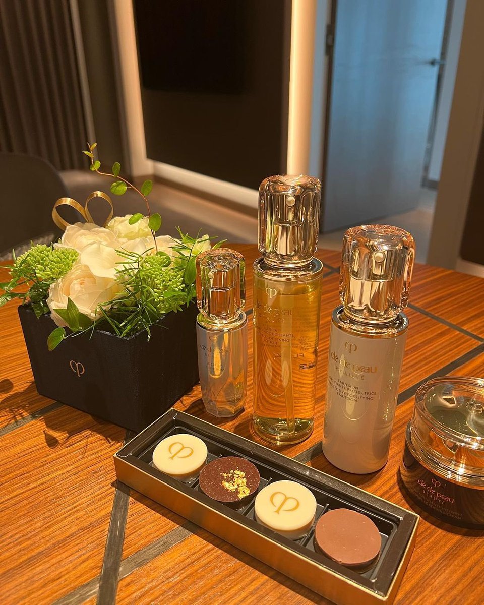 🐰| Atualização da Jung Eunchae no Instagram.

"Estou em TÓQUIO! 🍒"