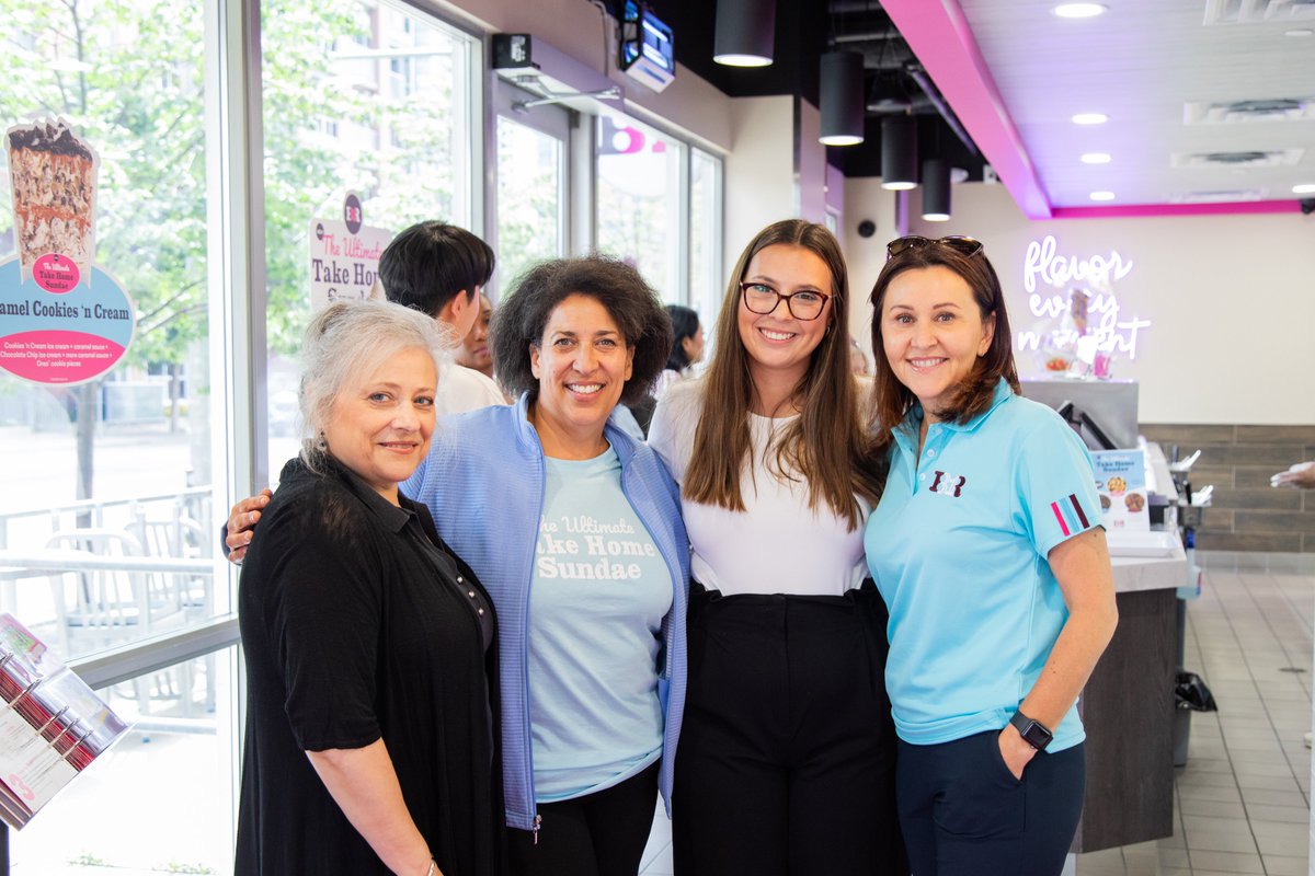 TorchiaCom's tweet photo. Ce fut un honneur d'être sur place avec notre client @baskinrobbinscanada alors qu'ils organisaient un événement VIP au tout nouvel emplacement au King Street pour présenter le lancement d’un nouveau produit !  #cremeglacee #moisdelacremeglacee Photo : Monica Healy https://t.co/Gdt96hOviq