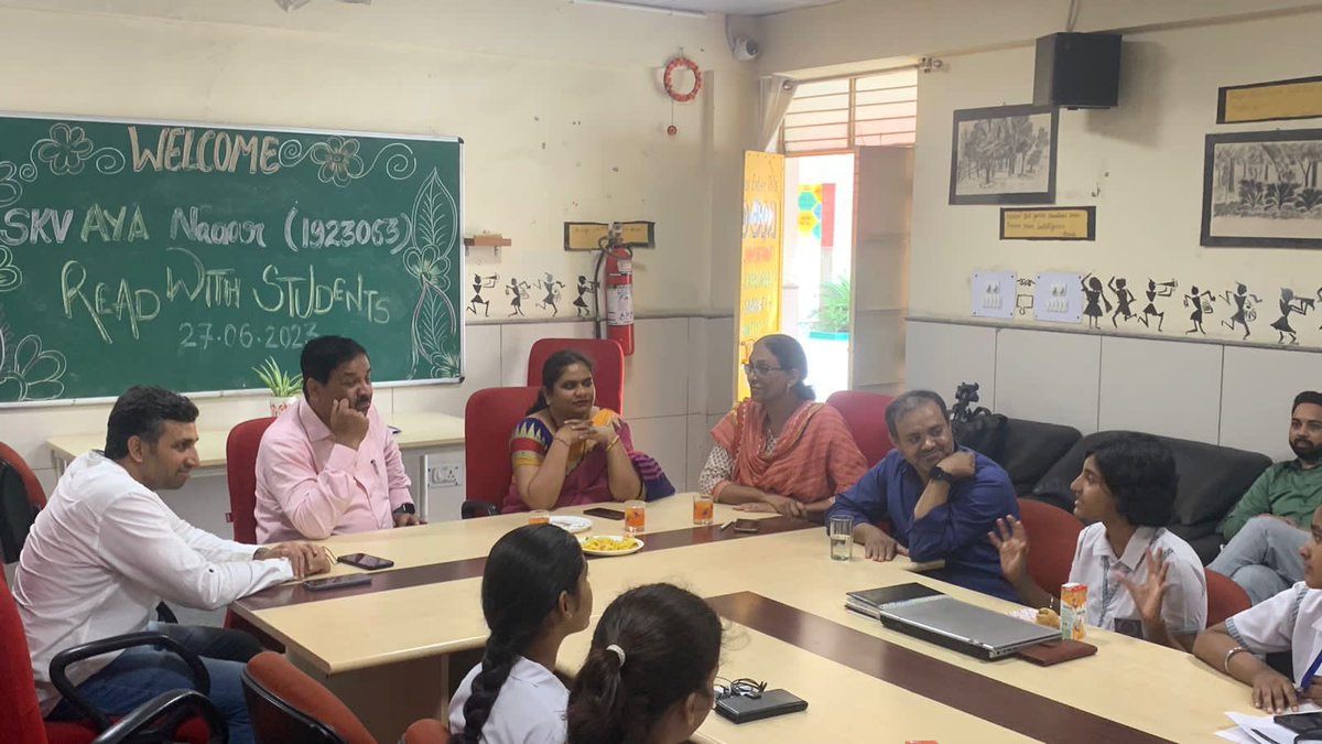 IamCJha's tweet photo. #ReadWithStudents 

The students of SKV Aya Nagar mesmerized us with their thoughts and enthusiasm. 
While interacting, @PbpandeyB Sir motivated &amp; encouraged them in his unique way.

Thank you whole school team! 💐 

@Dir_Education @gupta_iitdelhi 
@Reflectivediary @SumanRelan https://t.co/PiKM0R1iQO