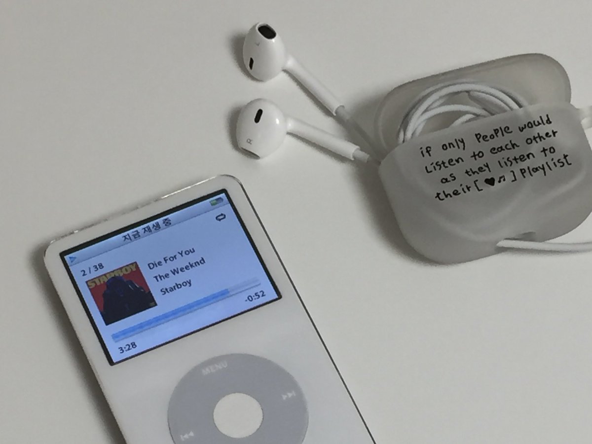 Playing iPod ⁎ ˚ 𓂃 𓂂𓏸