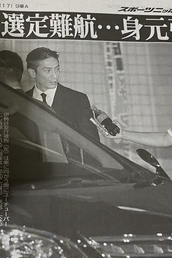 설명: 대마걸려서 도게자박으러 나왓는데 어떤ㅁㅊ놈이 갑자기 달려와서 콜라에 멘토스 먹으라고 건네주니까 개만도 못한 색히 보듯이 쳐다보는 광경이다.