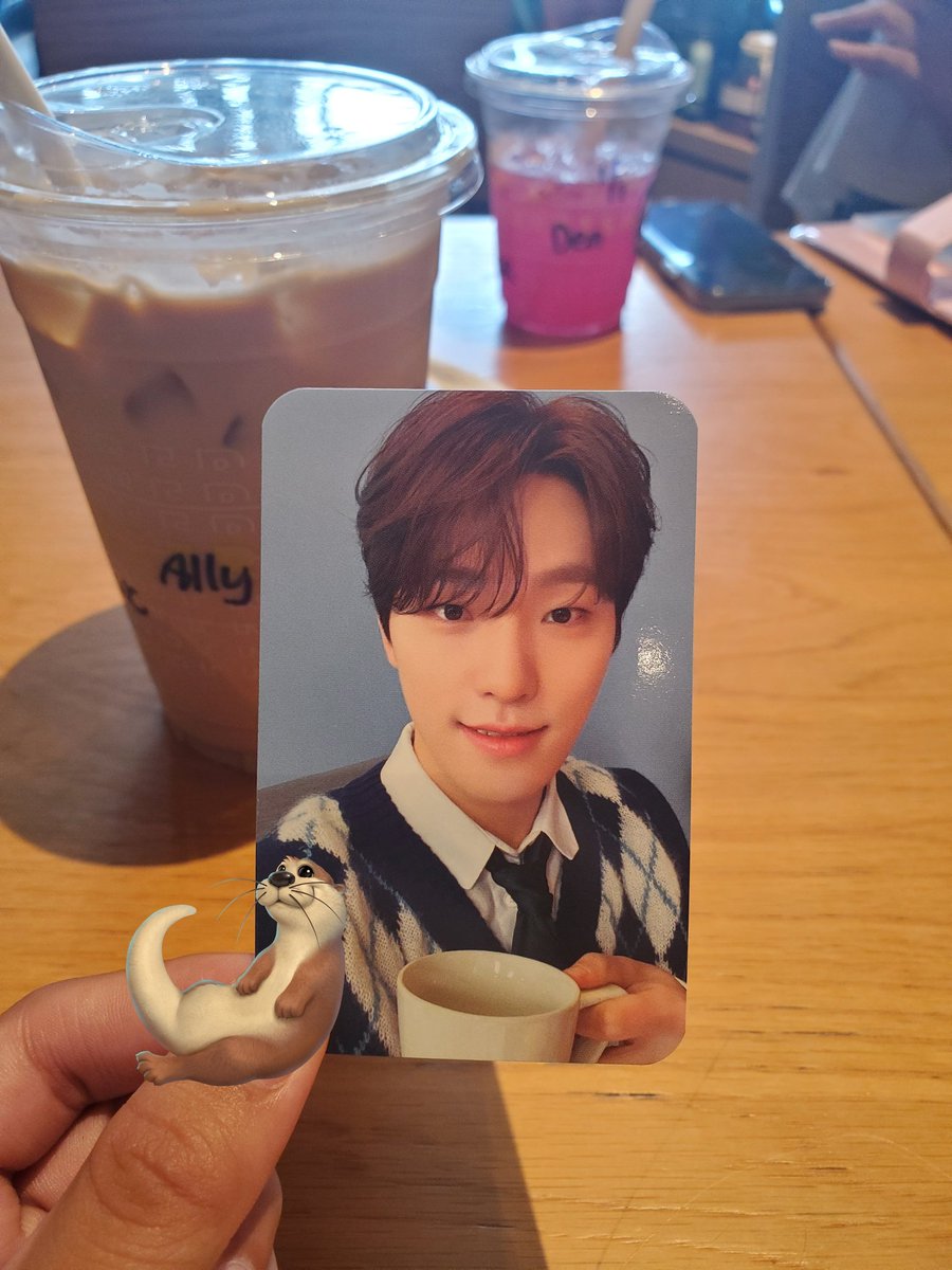 __cosmicwonu's tweet photo. coffee date ☕️💫 https://t.co/wasaXIi6qy