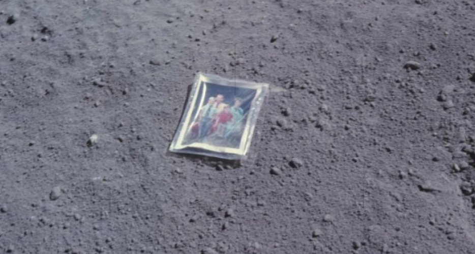 Let me tell you about the coolest dad move in the world.  

Scratch that, the solar system.

This is the unbelievable true story of how a fighter pilot put a photo of his kids on the moon:

1/ It's 1957.   

Charles Duke, a tall, wiry Midshipman learns two things at the Naval