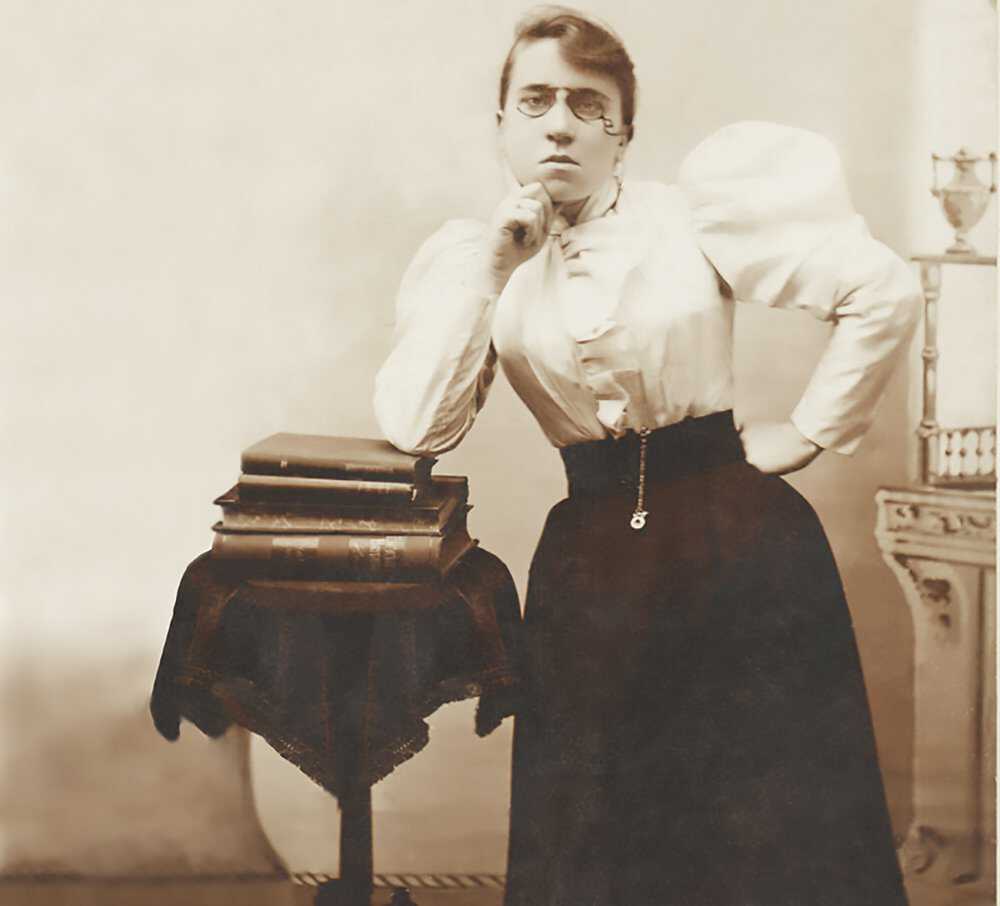 Today is Emma Goldman's birthday! Beyond being a badass woman fighting for justice, she was also a fashion enthusiast, proving that fashion and political zeal are not contradictory: "I want freedom, the right to self-expression, everybody's right to beautiful, radiant things."