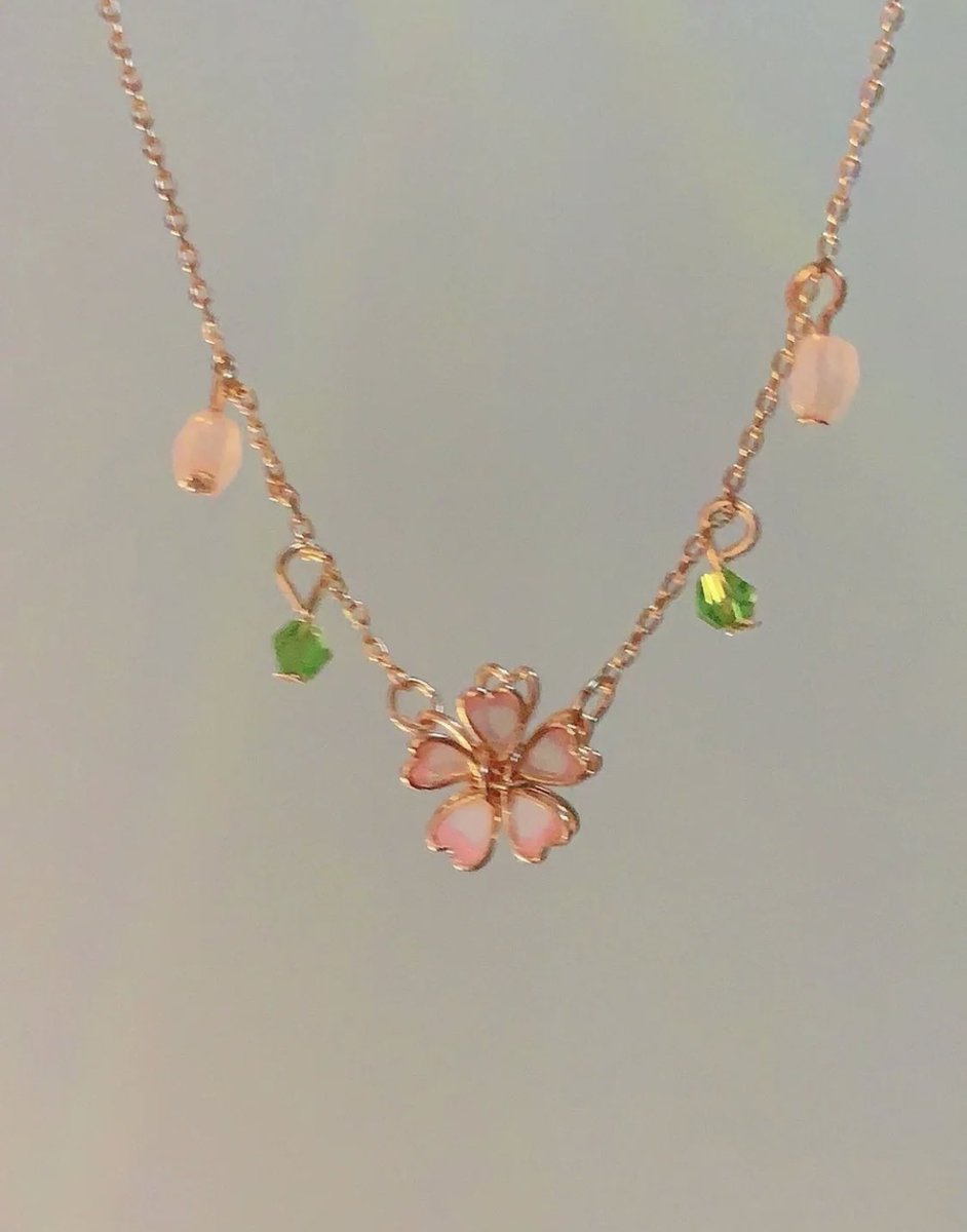 piinkibun's tweet photo. flower necklace https://t.co/Z024D09Qwj