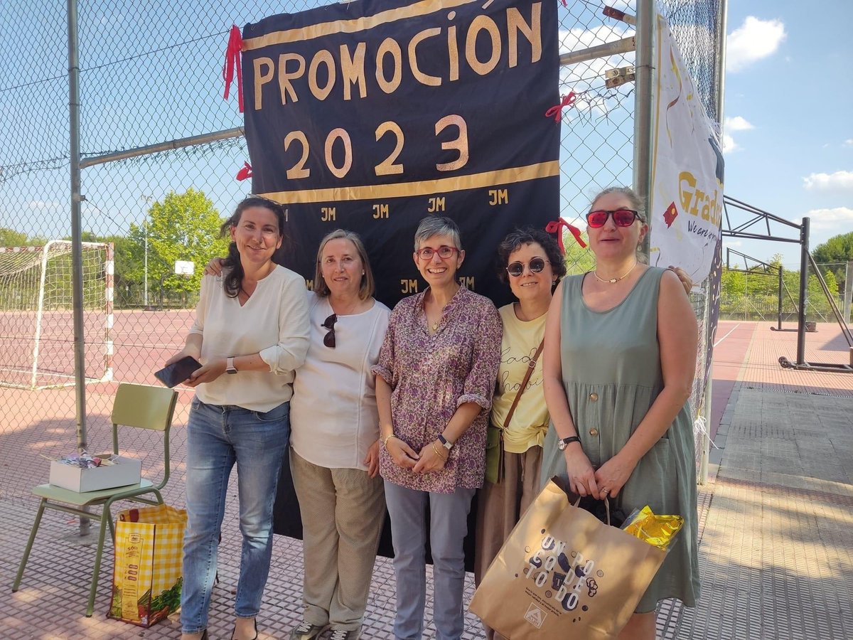El Dpto.de Francés agradece al AMPA la buena disposición hacia nuestras iniciativas y generosidad a la hora de colaborar económicamente con los premios.Este curso a los mejores Journaux Intimes, con un plumier y una estilográfica. Merci beaucoup et bon été!