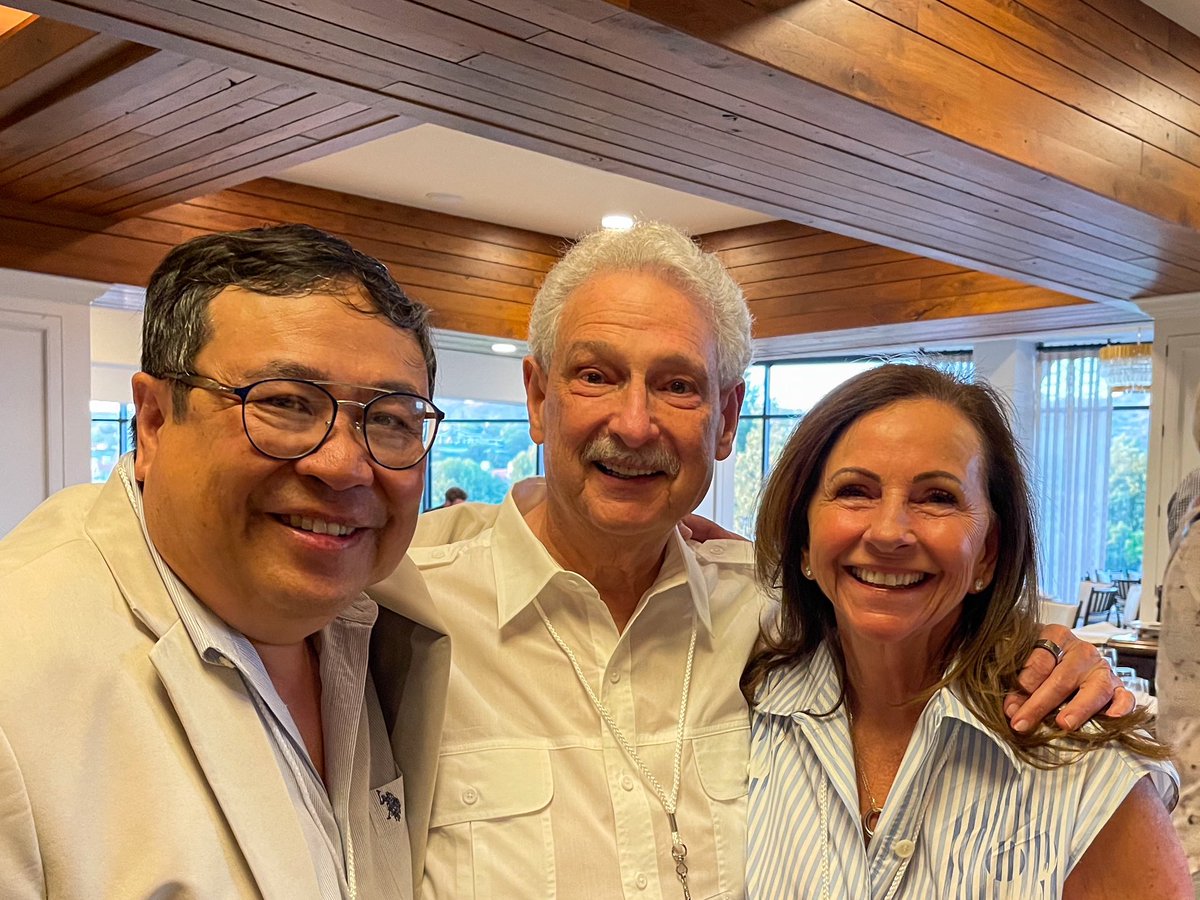 SoCalYuman's tweet image. Amazing day at the Cheesecake Factory golf tournament raising money for cancer research. So many wonderful philanthropists taking time to help bring forward new effective therapies! It was a great team dinner for a team united against cancer. #MoreCuresLessInvasive @Cheesecake