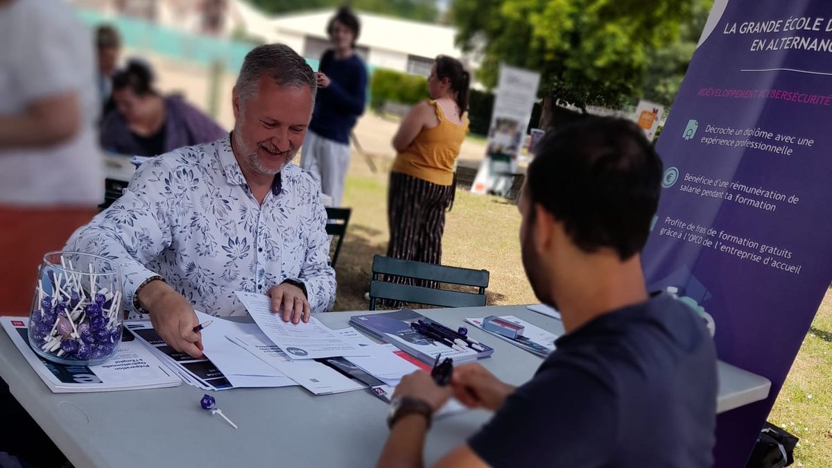 FTravail_CVL's tweet image. [Du stade vers l&apos;emploi]
Place maintenant aux entretiens : les participants se redécouvrent avec leur &quot;costume&quot; de recruteur ou candidat.
#TousMobilisés #AvecPôleEmploi