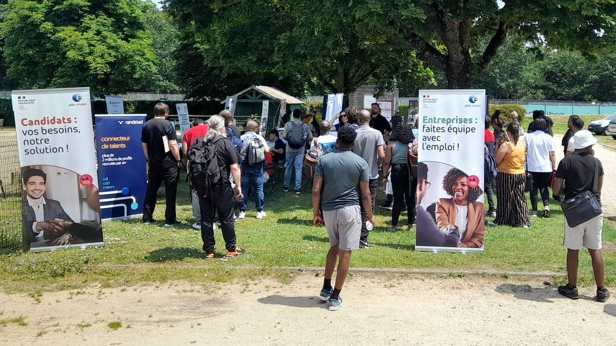 FTravail_CVL's tweet image. [Du stade vers l&apos;emploi]
Place maintenant aux entretiens : les participants se redécouvrent avec leur &quot;costume&quot; de recruteur ou candidat.
#TousMobilisés #AvecPôleEmploi