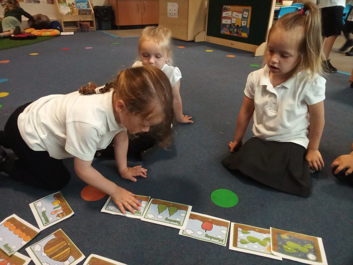gcpfs1's tweet image. Today in Nursery we retold the story of 'The Very Hungry Caterpillar by Eric Carle' using sequencing cards @PrimaryGreat #gcpliteracy