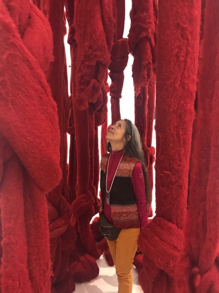 teresay3000's tweet photo. Quipuwombs by Cecilia Vicuña. Quipu is the only tridimensional language in the world made of knots tied  on ropes. Vicuña links them to our matriarchal heritage and the modern world in her colossal quipuwombs. 

#art #femaleartists #chile #peru #culture #worldculture #celi #quipu https://t.co/g7Ow9ElfE5