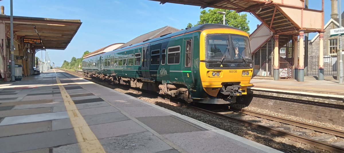 #TurboTuesday (or #TurdoTuesday because its a 165) 

165136 at Yatton with a Weston-super-Mare to Severn Beach service 27th May 202

#Class165