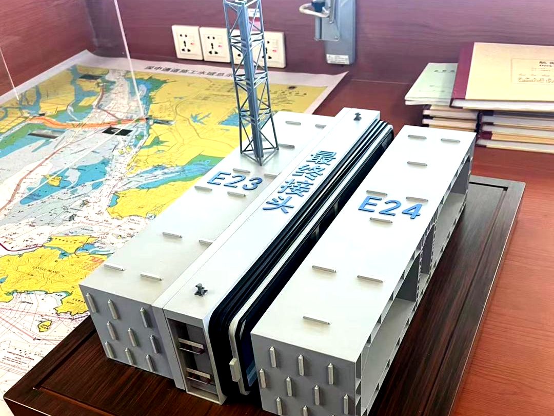 TrelleborgMI's tweet photo. The Shenzhong Link of the Shenzhen-Zhongshan Bridge has successfully docked the final joint, paving the way for the world's longest and widest steel-shell concrete immersed tunnel at a length of 6.84km. Our team is pleased to have been involved in this significant project! https://t.co/l8dz5fWKOC