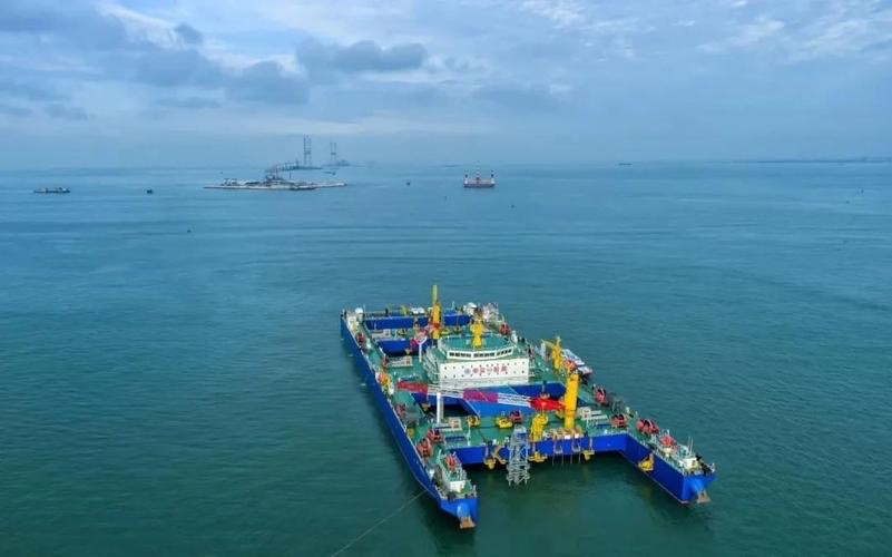 The Shenzhong Link of the Shenzhen-Zhongshan Bridge has successfully docked the final joint, paving the way for the world's longest and widest steel-shell concrete immersed tunnel at a length of 6.84km. Our team is pleased to have been involved in this significant project!