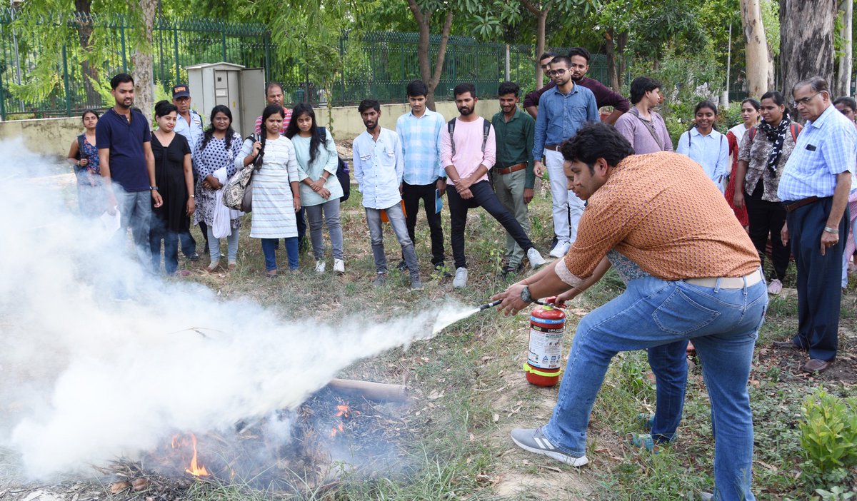 Abhyuda40865463's tweet image. इलाहाबाद संग्रहालय में आज 27 जून 2023 को कला वस्तुओं के संरक्षण विषयक कार्यशाला में आग से सुरक्षा की तकनीक व बारीकियों से अवगत कराया गया। #AllahabadMuseum #ConservationWorkshop
#AzadiKaAmritMahotsav 
#MinistryOfCulture 
#GovernmentOfIndia