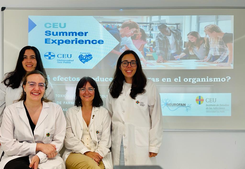 IEA_CEU's tweet photo. Aprendiendo sobre los efectos de las #drogas en el organismo en #CEUSummerExperience: las profesoras Mª José Polanco, @martavro, @pamaleson y @e_gramage de @Neurofan_Lab @IEA_CEU  participan en este programa de @USPCEU acercando el laboratorio a alumnos de ESO y Bachillerato https://t.co/yPAGW0vqF0