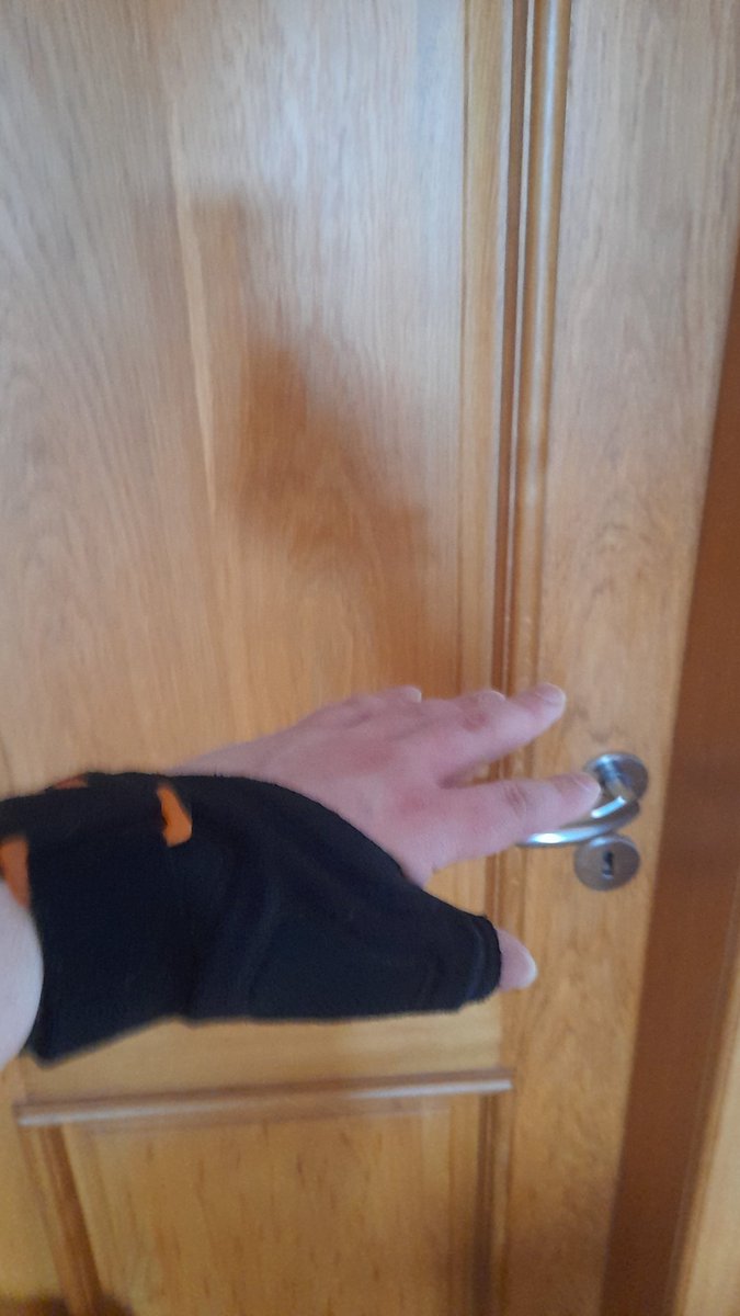 Just two days after my Bithday I got diagnosed with carpal tunnel. Now I need to wear these fancy gloves, man getting older sucks.