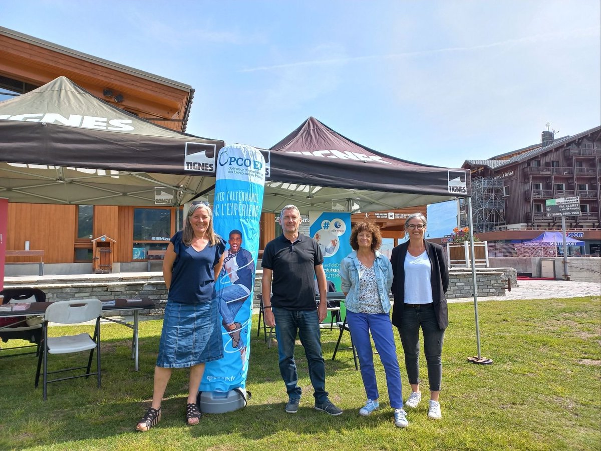 RenaudCharlesFT's tweet image. [#TousMobilisés] pour aller vers le public

@OPCO_EP @poleemploi_ara #Moutiers @mlj_tarentaise et #TransitionsPro présents ce jour sur le front (de neige) devant la maison de @TignesOfficiel pour informer sur les dispositifs de #formation et d&apos;évolution pro

#OnEstLàPourVous ⛰️☀️