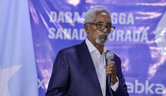 GaraadMukhtaar's tweet photo. Gudoomiyaha Aqalka Sare ee Soomaaliya, Mudane Cabdi Xaashi, ayaa sheegey in S/L jeceshahay Somali laakiin ay uga go'dey Daarood naceybkiis. 

Waxaan is weydiinayaa sababta uu @musebiihi noo sii daba socdo hadii naceybkaasiba ku jiro, mise wuxuusan ogeyn inaanu nahay Daarood. Cajiib!