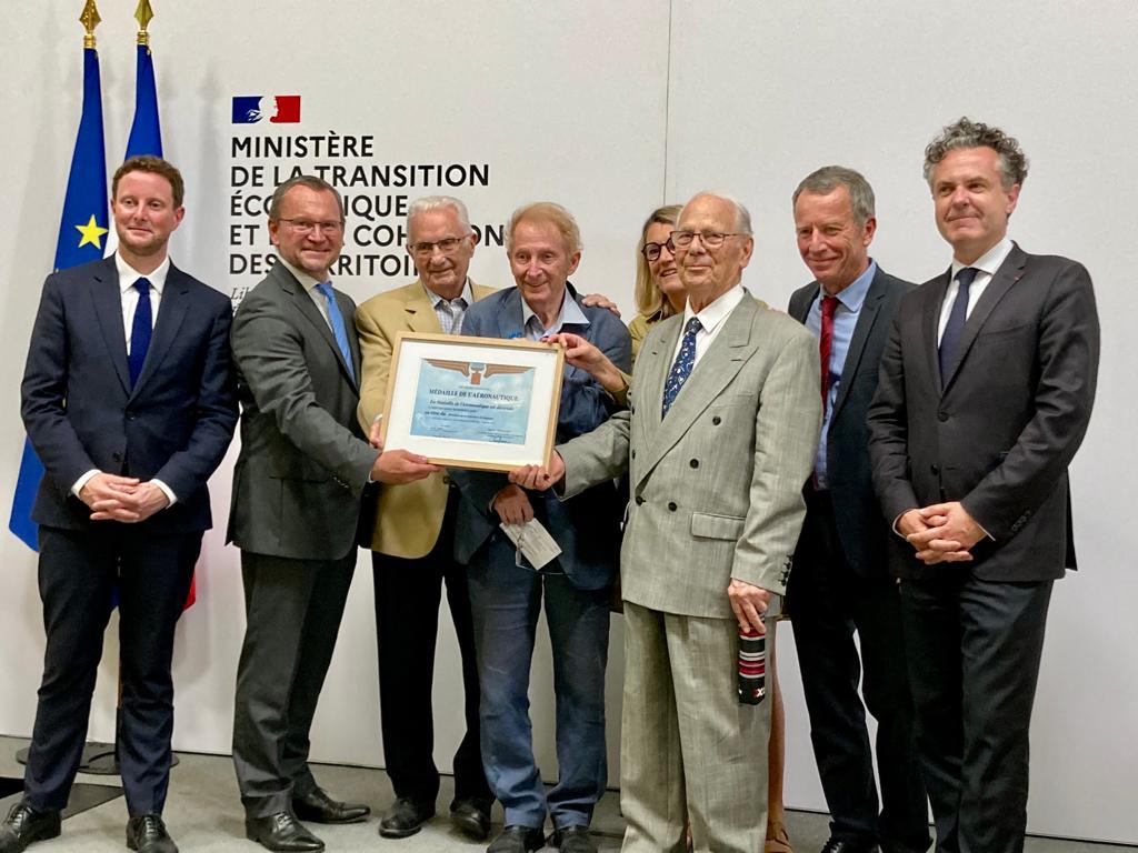ONG_ASF's tweet photo. Notre présence au @salondubourget fut marquée par 4 temps forts ! Merci à @FONDAHER1, @Ecologie_Gouv, @_FLYING_WHALES_ et @prattandwhitney d'avoir rendu ce moment incroyable avec un partenariat reconduit, une médaille aéronautique, des conférences inspirantes et un beau trophée ! https://t.co/l4YmXQK3VD