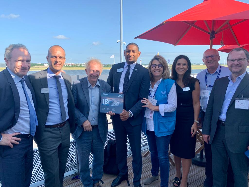 ONG_ASF's tweet photo. Notre présence au @salondubourget fut marquée par 4 temps forts ! Merci à @FONDAHER1, @Ecologie_Gouv, @_FLYING_WHALES_ et @prattandwhitney d'avoir rendu ce moment incroyable avec un partenariat reconduit, une médaille aéronautique, des conférences inspirantes et un beau trophée ! https://t.co/l4YmXQK3VD