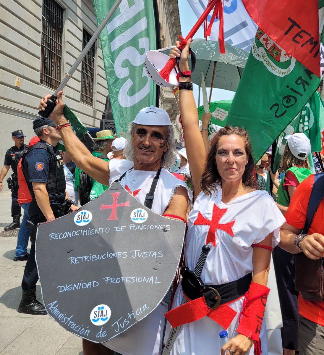 abgomezm's tweet photo. De vuelta a casa, contenta porque nuevamente mis compañeros han salido a luchar por nuestros derechos. Dirán que eramos 5 o 6, que no os engañen  eramos muchísimos. Gracias a todos #HuelgaJusticia71Dias
#FelizMartes
@sanchezcastejon 
@pilar_llop 
NEGOCIACIÓN YA https://t.co/ZBmpj5sd0O
