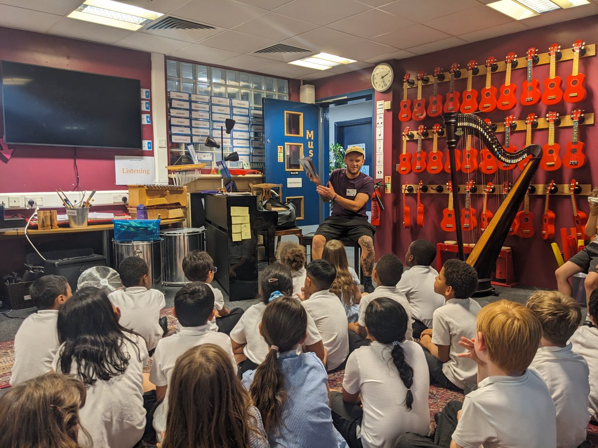 RiverleyPrimary's tweet photo. Jester Arrow visited KS1 &amp; EYFS this afternoon to read his story Perky the Pigeon, a pigeon who wanted to become a singer! @jesterarrow #ProudTraditions #WideHorizons #HighAchievement #GriffinGreat #Reading @GriffinArtsFest https://t.co/WpABtFQ8OK