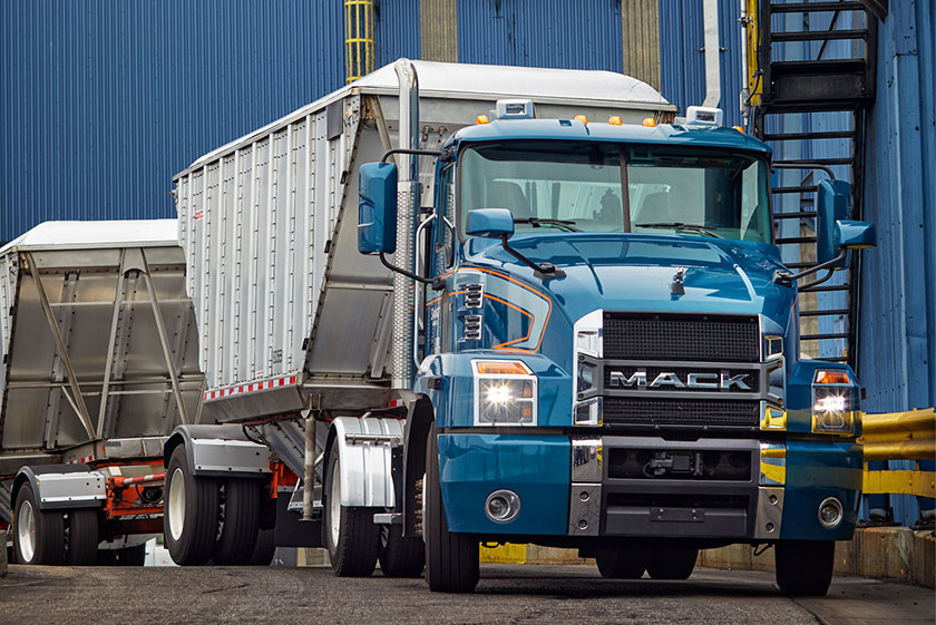 MackTrucks's tweet photo. A comfortable ride with great purpose!
@SavageCo1946 works diligently to maintain refineries.
“The refineries operate non-stop, every hour of every day of the year, so Savage does too," says Adam Thompson, VP of Savage's Western Production Services Unit. #BulldogMagazine https://t.co/eaXnfz92hD