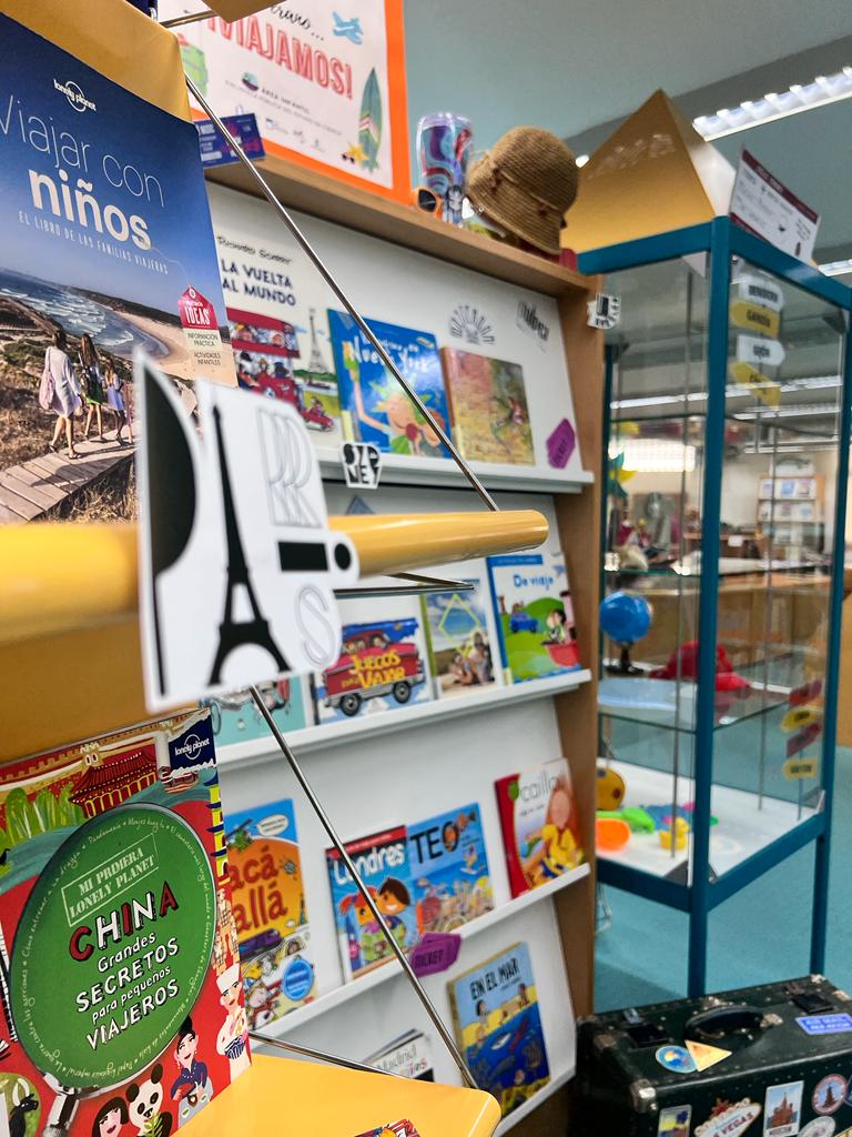 BPECuenca's tweet photo. 😎 En la #SalaInfantil, este #verano... ¡viajamos! 🧳🛫🌍
Descubre el #CentroDeInterés que hemos preparado para ti y disfruta de tus vacaciones en la #biblioteca 😉
¿Vienes a descubrirlo? 🌞
#BiblioVerano #LeerEnVerano #VeranoLector #Viajar #ViajarConUnLibro https://t.co/Oh21tbWkxE
