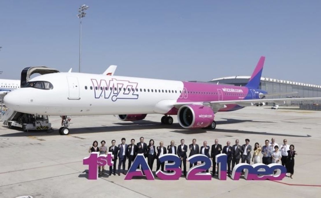 WizzAir devient la première compagnie européenne à recevoir un Airbus A321neo fabriqué en Chine a l’usine de Tianjin. Le vol de livraison sera effectué avec 10 % de carburant d’aviation durable (SAF). #WizzAir #Airbus