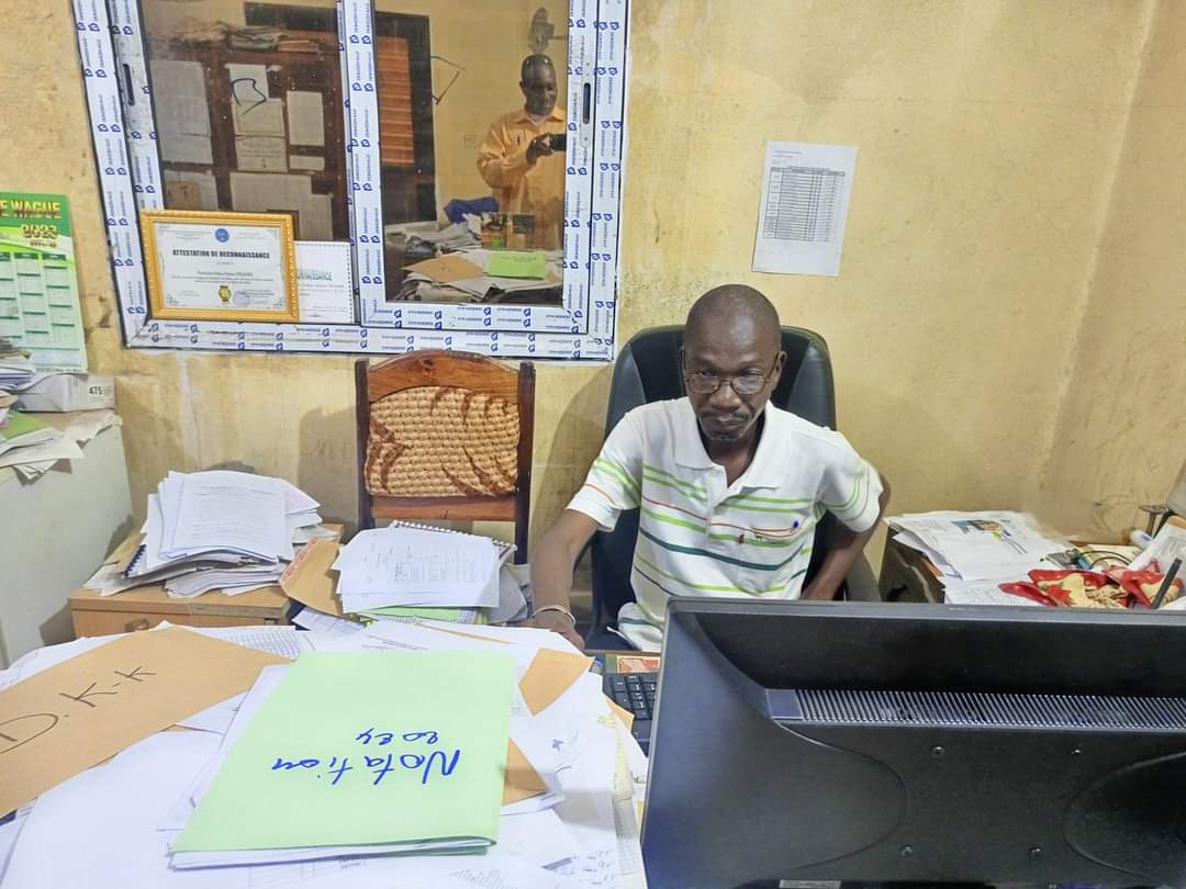 KKunafoni's tweet photo. #Kayes : Sékou Tahara Traoré, confirmé proviseur du Lycée Dougoukolo Konaré
Monsieur Sékou Tahara Traoré, psychopédagogue et professeur principal de l'enseignement secondaire, a été confirmé en tant que nouveau proviseur du Lycée #Dougoukolo Konaré à Kayes. https://t.co/EQ45Uyx5i4