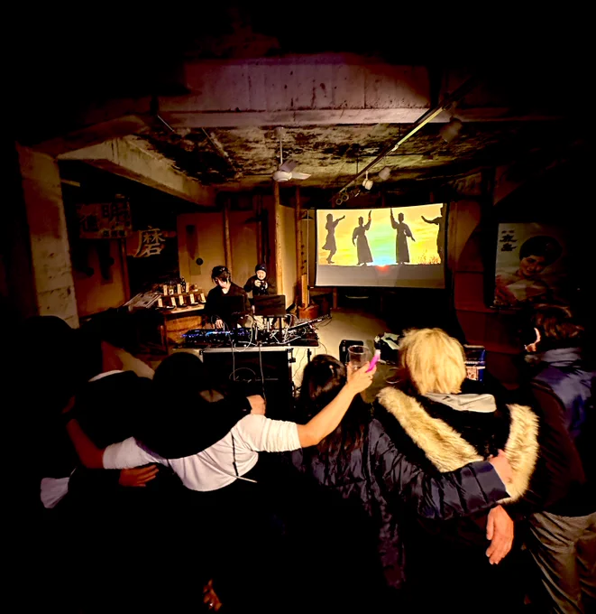 水戸の酒蔵で落合陽一パイセンのDJVJで年越しした。#フォロワーの8割が体験したことなさそうなこと 