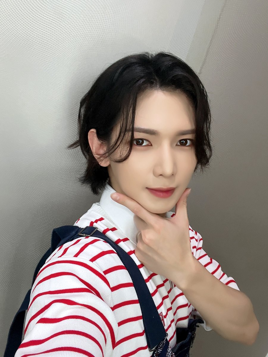 ATEEZofficial's tweet photo. [📷] SBS MTV '더쇼' 여상 MC Behind Photo
⠀
여름의 푸릇푸릇함🌱과
귀여운 멜빵이 잘 어울리는
여상이의 더쇼 나들이😙🎈
⠀
#ATEEZ #에이티즈 #YEOSANG #여상 https://t.co/t2XrOwmVGT