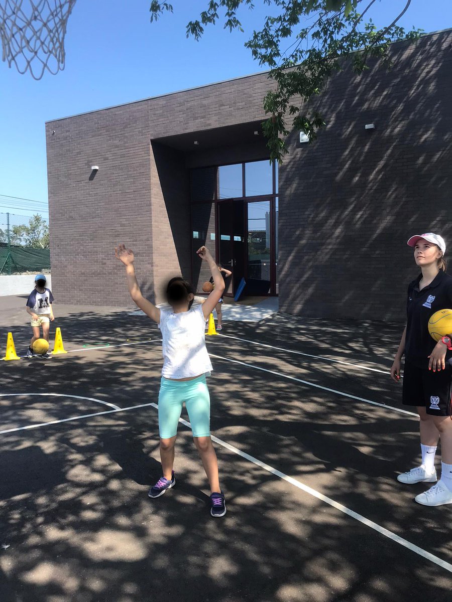 🤩 A Magia do Basquetebol!

🏀 Os nossos treinadores Pedro Maio e Isa Rodrigues estiveram presentes na Escola Básica da Giesteira para dar a conhecer como é um treino de basquetebol. Um momento de divertimento e de aprendizagem, em que cada uma das crianças foi atleta por um dia.