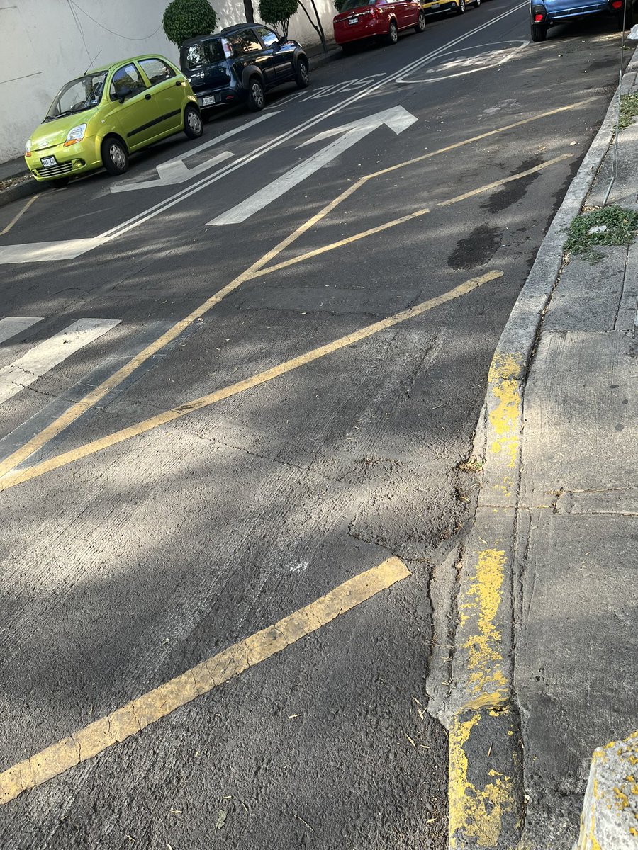 vivarfi's tweet photo. @BJAlcaldia @STaboadaMx que significan estas rayas que nos quitan lugar para estacionar, roban un espacio que no interfiere ni en cruce de zebra https://t.co/VbDBj0cARX