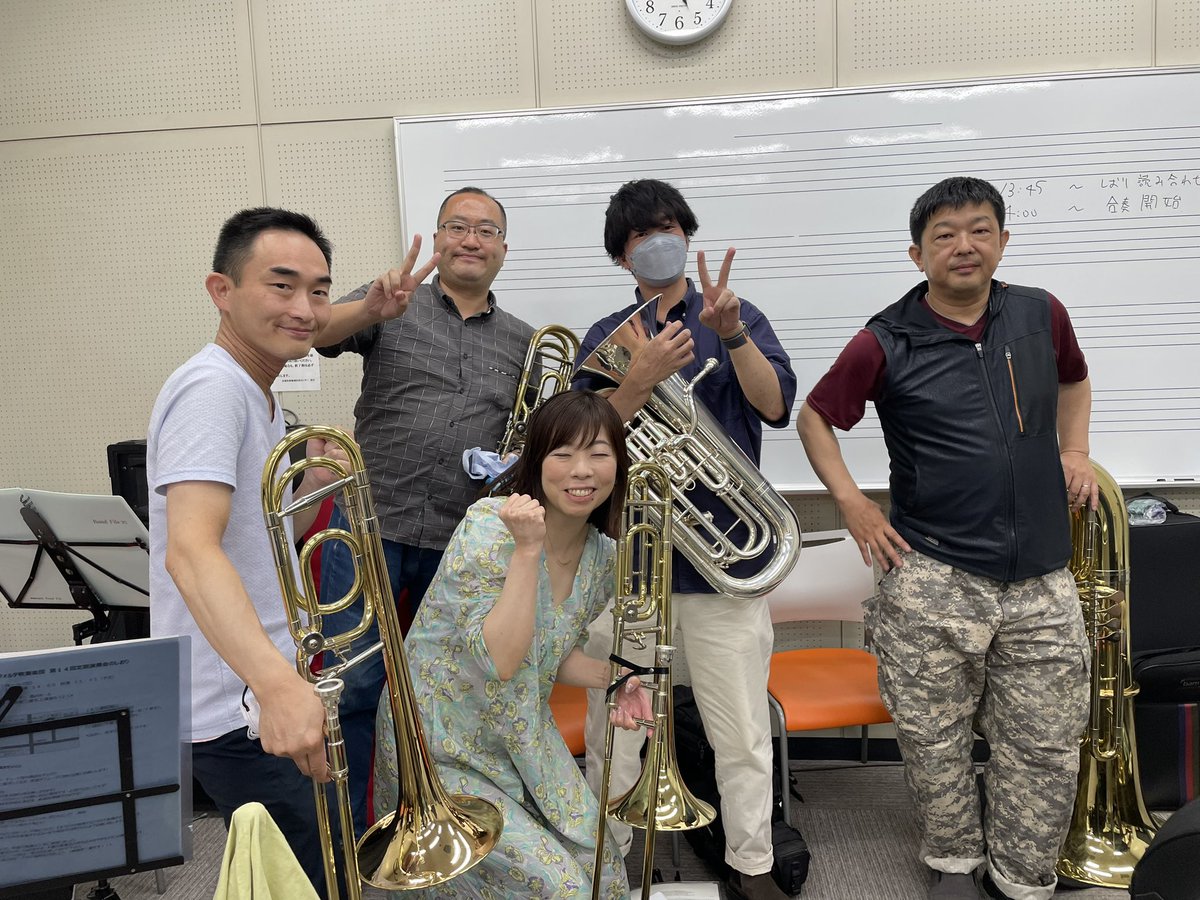 mfwo2005's tweet photo. 定演まであと5日！

今日は私たちを支えてくれるバスパートの紹介です🙌🏻
安定感抜群のチューバとバストロ、中低音の旋律はお任せの美しいユーフォ、頭打ちも裏打ちも遊び心あるソロもこなすテナーボーン。

ホルスト二組は彼らのためにあるのでは？！
よく響く三鷹 風のホールで、ぜひご堪能ください❤️ https://t.co/kbI3S9XTFQ