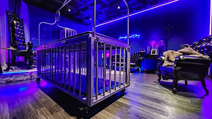 A little visual tour of @WickedEden!  This is the Celestial Throne Room, with custom bondage cage bed<a class="tags" target="_blank" title="On Twitter" href="/?out=eyJ0eXAiOiJKV1QiLCJhbGciOiJIUzUxMiJ9.eyJpYXQiOjE3MjA1NTM3NzMsImlzcyI6InR3cG9ybnN0YXJzLmNvbSIsIm5iZiI6MTcyMDU1Mzc3MywiZXhwIjoxNzUyMDg5NzczLCJyZWRpcmVjdF91cmwiOiJodHRwczovL3R3aXR0ZXIuY29tL1dpY2tlZEVkZW4ifQ.xOYVJAZOMXI-8iNKFGfG9ME4yT2y5Nc77x4qAQcRpZuJKacle0ccFeTXUIK49vbJ7ADeu6RgrAdq7lXNoPbnNQ">@WickedEden</a>
